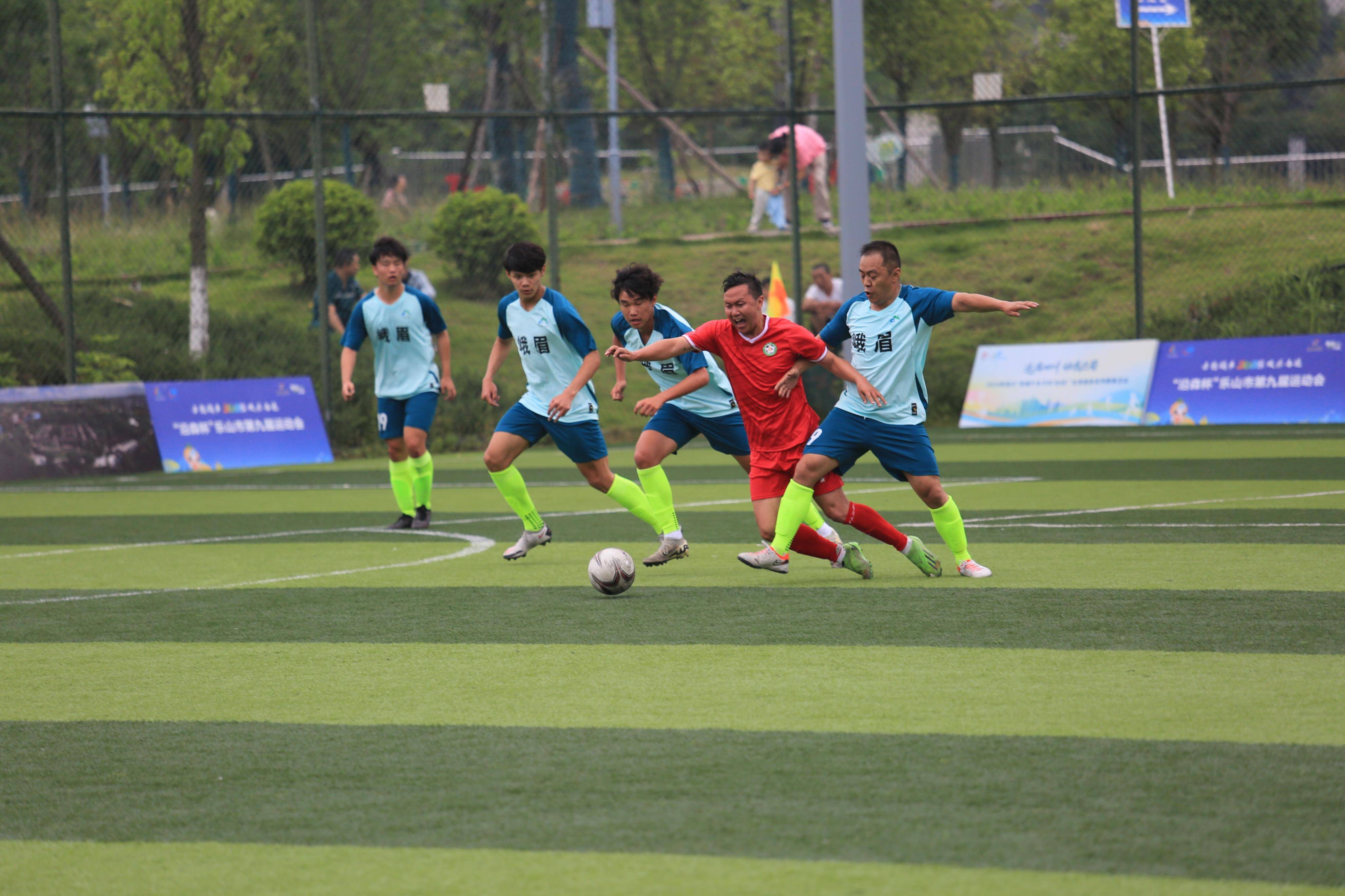 顶级球队风采不减,赛场强强对抗 顶级球队风采不减,赛场强强对抗