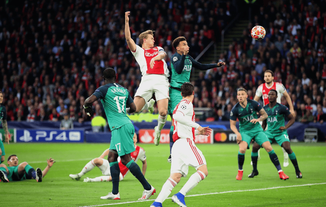 塞尔维亚队中场球员在国际赛事中踢出高水平